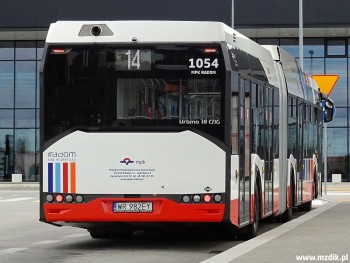 Numer taborowy (1054) na tylnej części pojazdu.