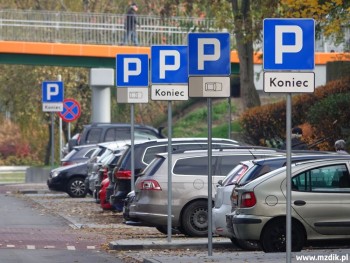 Oznakowanie miejsc parkingowych wzdłuż ulicy.