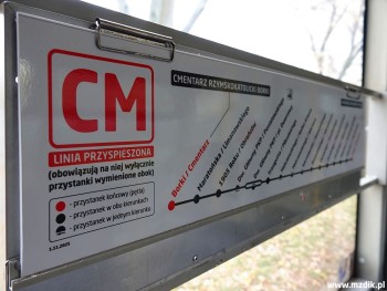Tablica trasowa linii CM w jednym z autobusów.