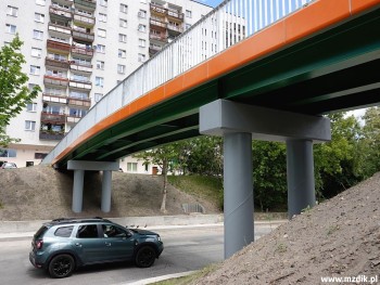 Podpory nowego obiektu po obu stronach ulicy.