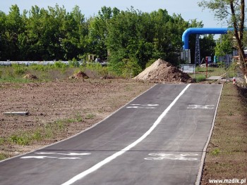 Za wzniesieniem jest zjazd do ulicy Energetyków.