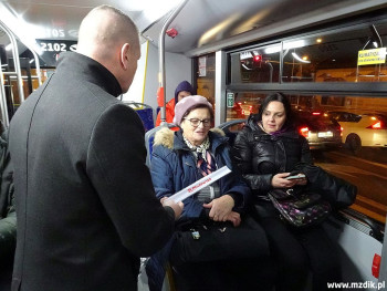 Pasażerowie autobusów otrzymywali odblaski.