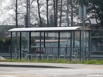 Wiata ze stojakami rowerowymi na Prędocinku.