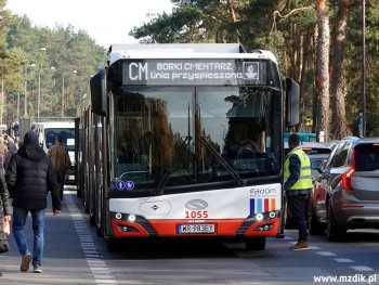 Autobus linii CM w pobliżu cmentarza na Firleju.