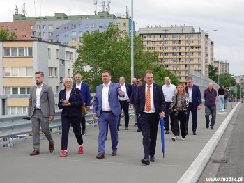 Spacer po wiadukcie wkrótce po jego otwarciu.
