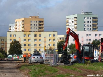 Zaplecze budowy jest na końcu ulicy Krynickiej.
