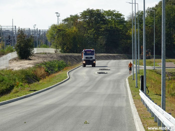 Odcinek trasy N-S obok zbiornika retencyjnego.