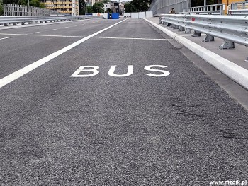Na wiaduktach w obydwu kierunkach są buspasy.