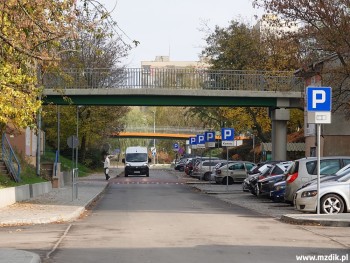 Perspektywa ulicy Sandomierskiej sprzed szkoły.