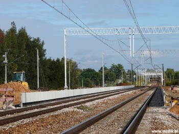 Pionowe ściany przyszłych peronów kolejowych.