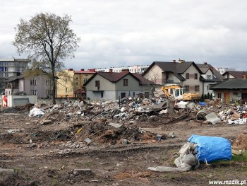 Sprzątanie terenów po wyburzonych budynkach.