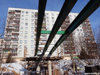 Plac budowy na tle bloku przy Sandomierskiej 10.