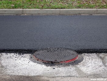 Jedna z wyregulowanych studzienek kanalizacji.