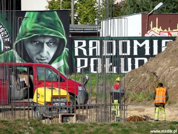 Roboty zbrojeniowe za garażami na Południu.