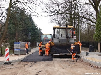 Układanie warstwy asfaltu na wlocie Źródłowej.