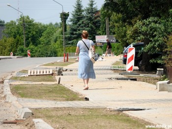 Piesi już korzystają z części nowych chodników.