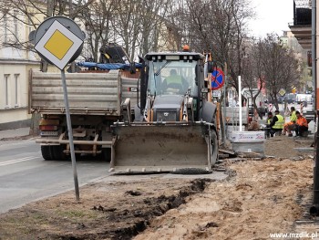Wymiana chodnika obok ulicy Niedziałkowskiego.