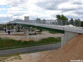 Nowa kładka nad obwodnicą i torami kolejowymi.