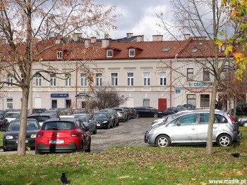 Parking codziennie jest zapełniony samochodami.