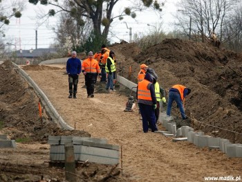 Drogowcy ustawiają obecnie betonowe obrzeża.