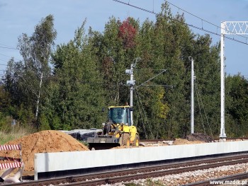 Na budowie peronów trwają teraz prace ziemne.