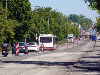 Ruch w obydwie strony odbywa się połową jezdni.