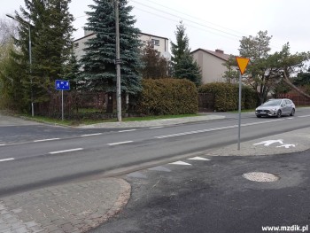 Wlot tylko dla rowerzystów na skrzyżowanie.