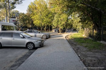 Trotuar obok zatoki parkingowej wzdłuż jezdni.