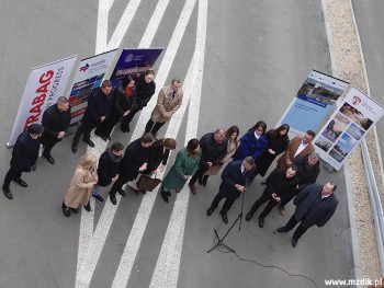 Widok z wiaduktu na uczestników konferencji.