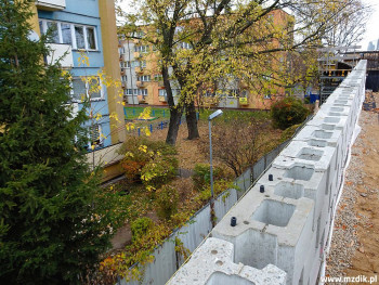 Budowa muru oporowego w sąsiedztwie bloków.