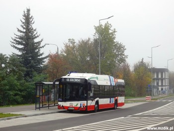 Autobus linii miejskiej 1 na nowym przystanku.