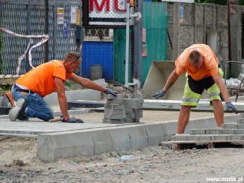 Trwa układanie chodników z betonowej kostki.