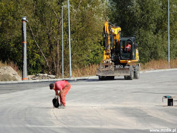 Montaż pętli indukcyjnych sygnalizacji świetlnej.