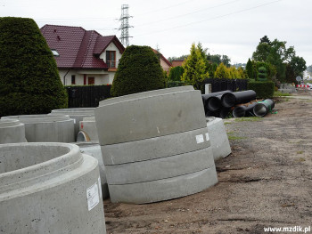 Zgromadzone materiały do budowy kanalizacji.