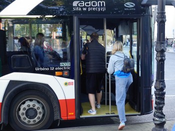 Kawa i ciasteczko także dla kierowcy autobusu.