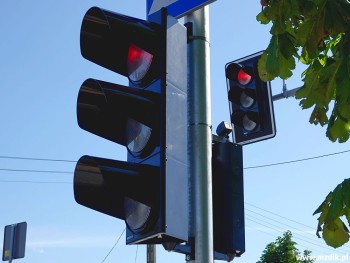 Nowe sygnalizatory obok jezdni, a także nad nią.