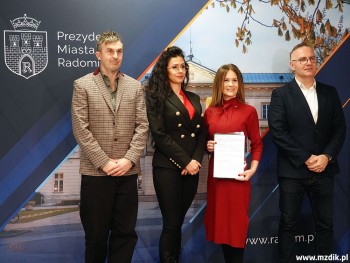 Zdjęcie po podpisaniu umowy w wykonawcą prac.