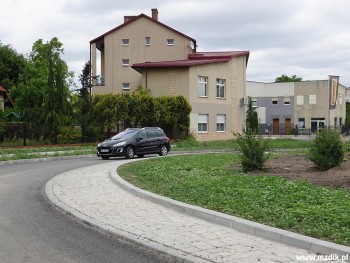 Kamienne poszerzenie ulicy na łuku przy rondzie.