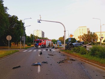 Elementy sygnalizacji rozrzucone po całej jezdni.
