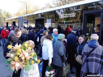 Pasażerowie chętnie wybierali transport miejski.