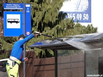 Wodą pod ciśnieniem myte są również dachy wiat.