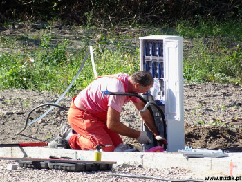 Montaż instalacji energetycznych przy drodze.