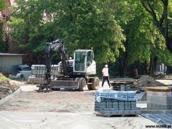 Trwa układanie nawierzchni z betonowej kostki.