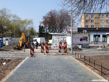 W pobliżu mostu są nowe nawierzchnie z kostki.