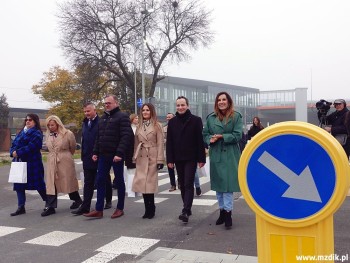 Pylon przy przejściu i przejeździe dla rowerów.