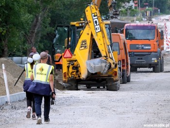 Na budowie swoje zadania mają również geodeci.