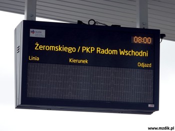 Tablica informacji pasażerskiej na wiadukcie.