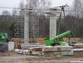 Dwa najwyższe filary od strony ulicy Krynickiej.