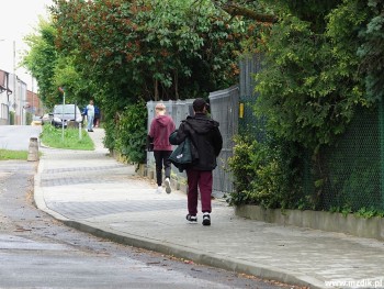 Chodnik wzdłuż ulicy Cymerysa-Kwiatkowskiego.