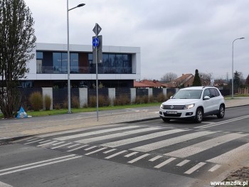 Wyniesione przejście w rejonie ulicy Milejowickiej.